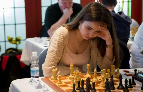 美女棋手跨界扑克赛，表现令人惊艳！
