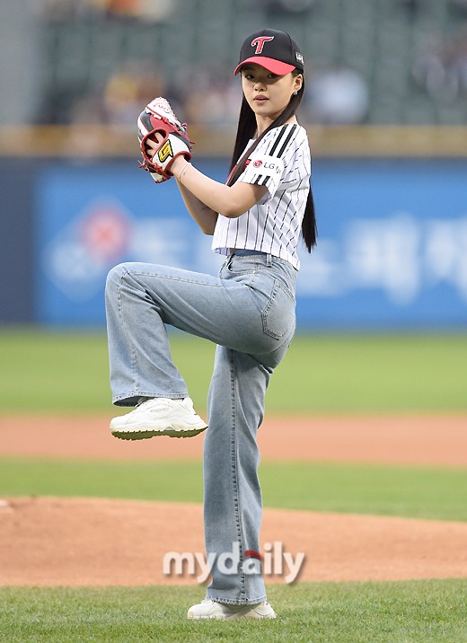 韩国女艺人金诗雅担任职业棒球比赛开球嘉宾