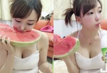 看正妹吃94爽！背心正妹「爆乳啃西瓜」，羞羞臉「豪邁吸吮聲」讓人好分心！-蜗牛扑克官方-GG扑克