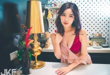 清純小廚娘「Yvonne」爆乳趴料理台，送上粉嫩甜美的「火辣美體」！-蜗牛扑克官方-GG扑克