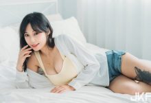 巨乳女友「安然」在家撒嬌求抱抱，低胸背心和熱褲露「窈窕曲線」！-蜗牛扑克官方-GG扑克