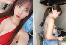 瘋狂走光！22 歲虎牙妹挑戰「裸體圍裙」下廚…渾圓「F 杯」側乳也露好露滿-蜗牛扑克官方-GG扑克
