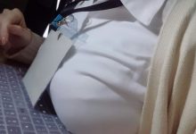 好胸！壞脾氣正妹「乳壓鍵盤」放好放滿，看得我都要喘不過氣了….-蜗牛扑克官方-GG扑克
