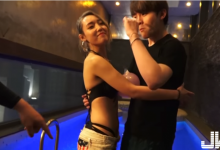 直播節目無‧極‧限！「比基尼辣妹」大膽讓來賓凍不了，直接上演「撞奶秀」-蜗牛扑克官方-GG扑克