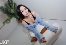 氣質正妹OL「Misty」包臀窄裙好撩人!撩衣露「香肩美乳」太犯規-蜗牛扑克官方-GG扑克