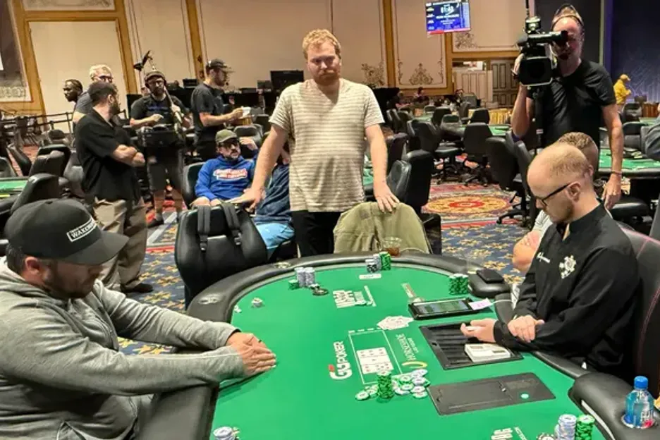 【EV扑克】WSOP主赛事“拖时间门”:为躺赚2万美金,他磨了整整17分钟-蜗牛扑克官方-GG扑克