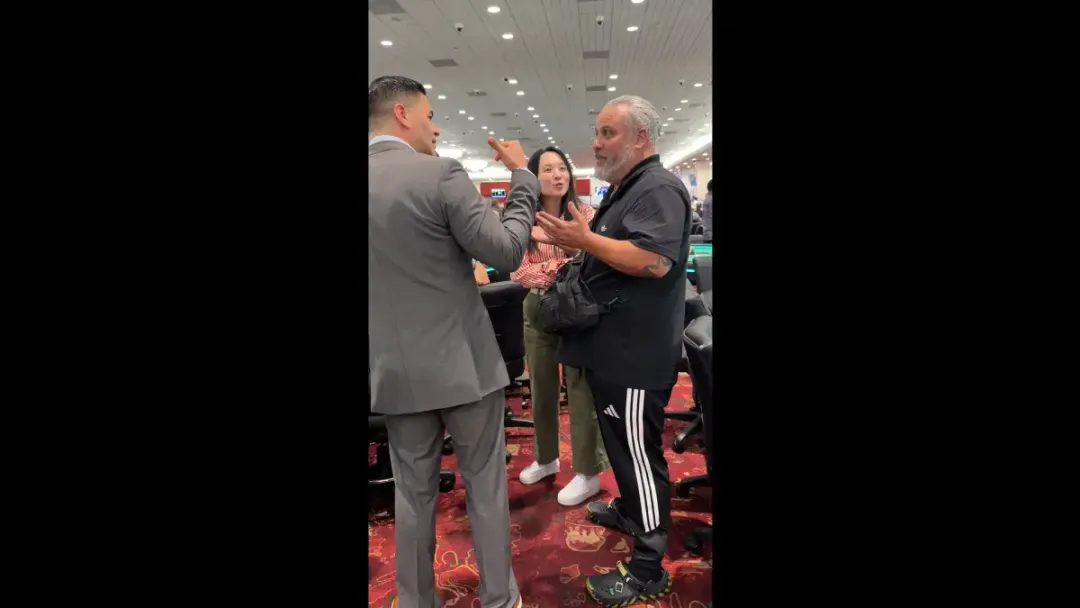 【EV扑克】规则书遇上荒诞剧:他坐错位置,全下了别人的记分牌并输掉,然后整个扑克圈吵翻了-蜗牛扑克官方-GG扑克